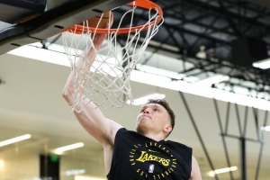 Yabo-休赛期很沉寂!湖人球员克内克特更新社媒 晒出一波训练照