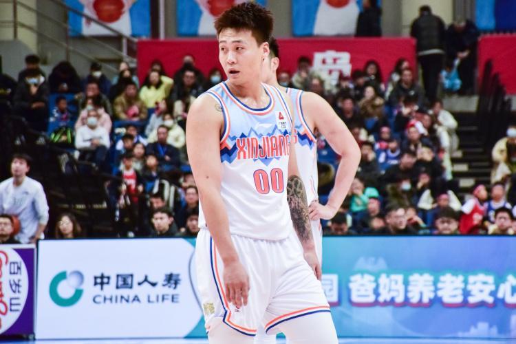 官方网站-媒体人:赵睿转会谈判过程中 曾有其他俱乐部加入&开出高价